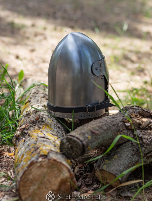 Bascinet with curved visor Helmets