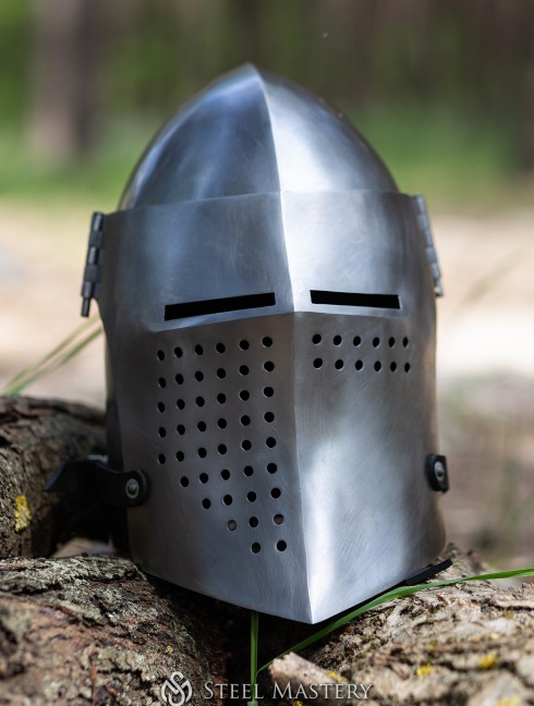 Bascinet with curved visor Helmets