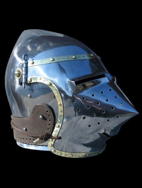 Bascinet hounskull with brass decoration and cross on the cheek Armadura de placas
