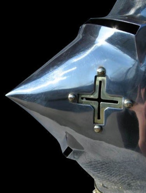 Bascinet hounskull with brass decoration and cross on the cheek Armadura de placas