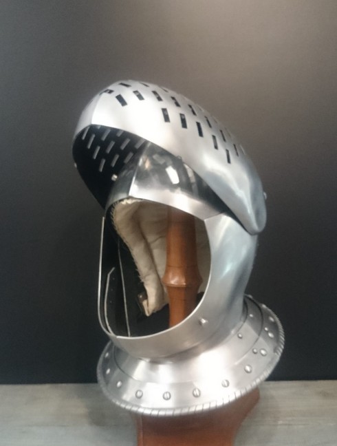 Medieval closed helmet (armet) - 16th century Plattenrüstungen