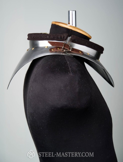 Gorget with front and back neck protection Cuirasses, breastplates and gorgets