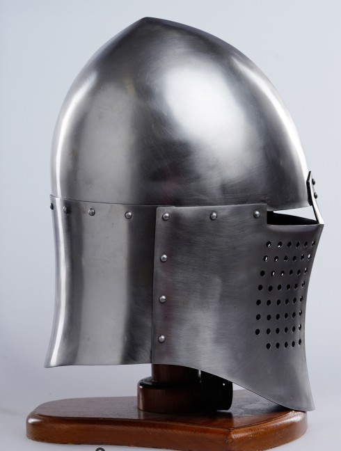 Knightly closed helmet of the 13th century Plattenrüstungen
