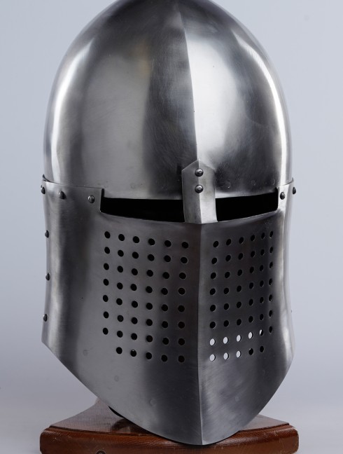 Knightly closed helmet of the 13th century Plattenrüstungen