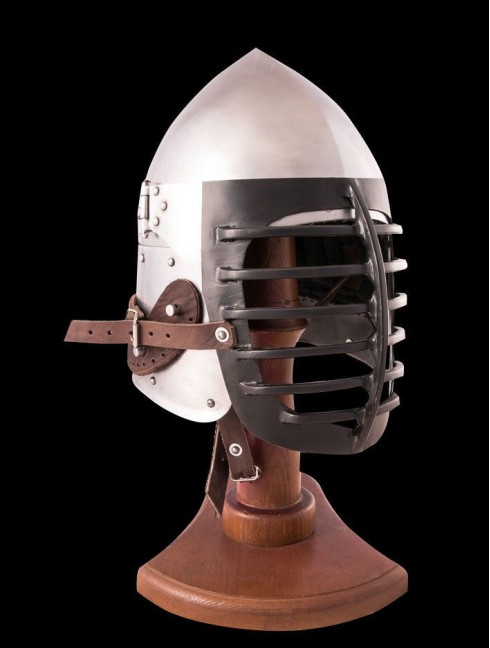 Helmet with lifting visor and bar grid Helmets