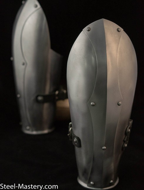 Handcrafted eastern arm defenses Armadura de placas