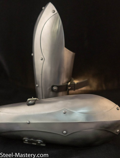 Handcrafted eastern arm defenses Armadura de placas