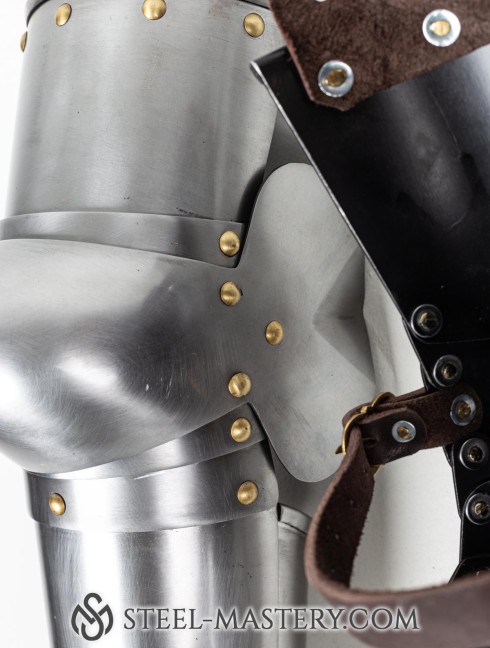 Knightly plate arms of the 14th century with Elbow Caps Armadura de placas
