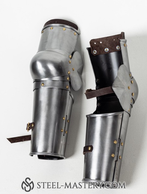 Knightly plate arms of the 14th century with Elbow Caps Armadura de placas