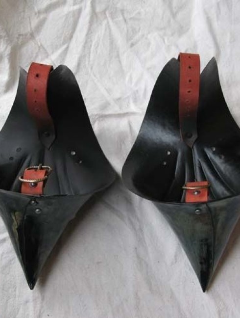 English gothic plate arms of the second half of the 15th century Metal bracers, couters and full arms