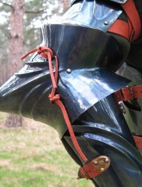 English gothic plate arms of the second half of the 15th century Metal bracers, couters and full arms