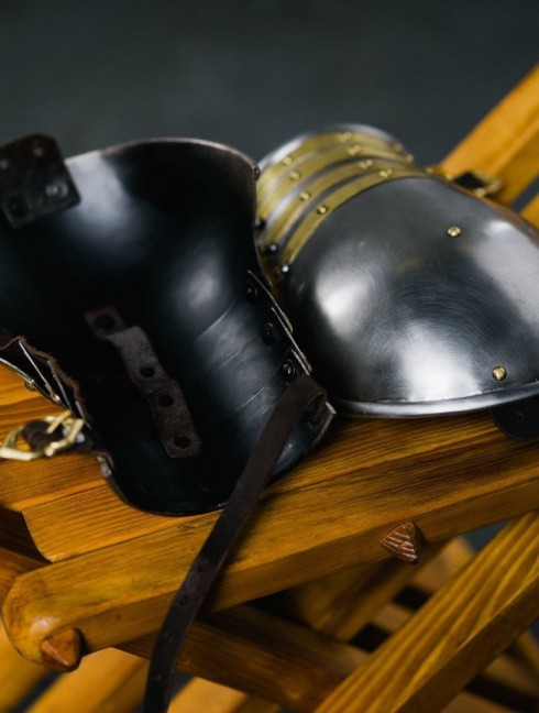 Knights plate shoulders mid-14th century Spaulders
