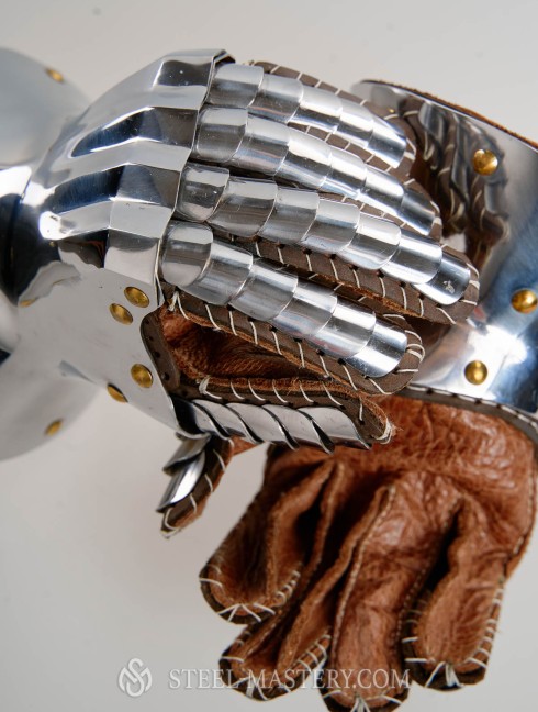Knight s gloves of the 14th - 15th century Corazza