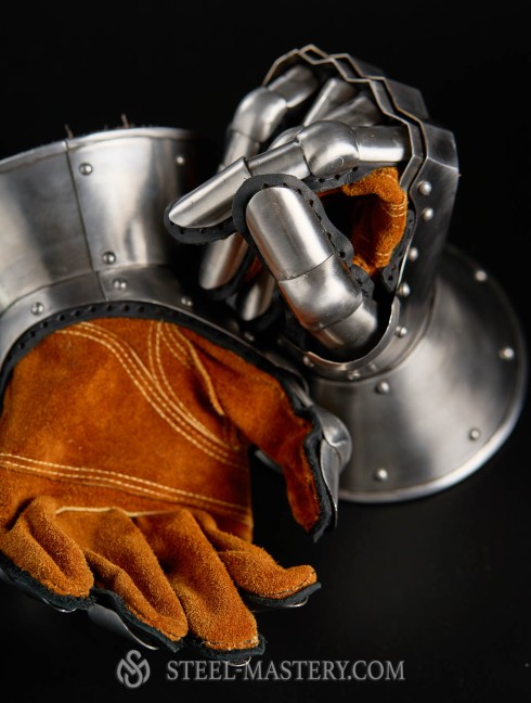 Gauntlets, end of the XIV century Armadura de placas