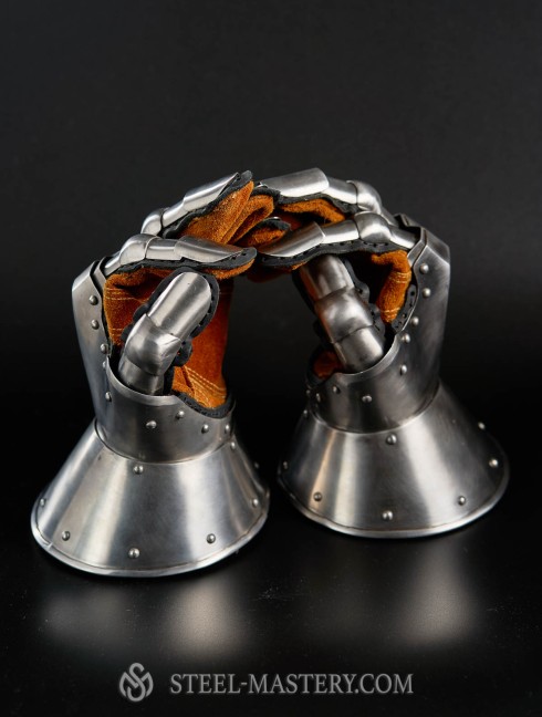 Gauntlets, end of the XIV century Armure de plaques