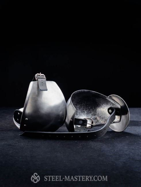 Elbow caps with plain rondel Armadura de placas