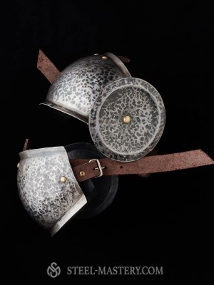 Elbow caps with chased rondel Corazza