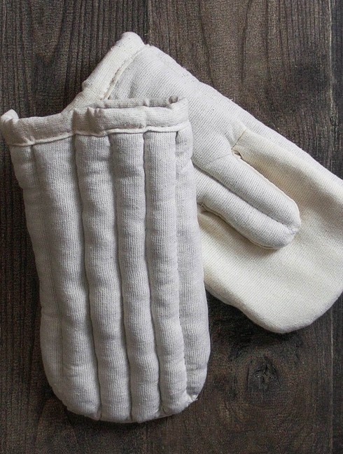 Two-finger padded gauntlets Padded gloves and mittens