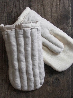 Two-finger padded gauntlets Gants et mitaines gambisonnés