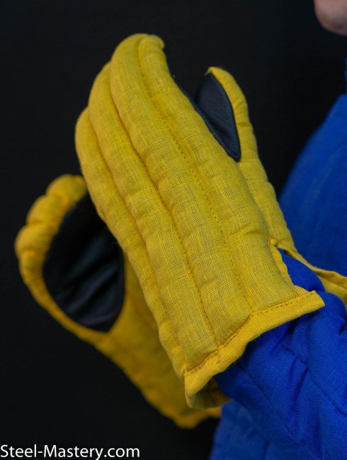 Padded gauntlets with leather insets Gepolsterte handschuhe und fäustlinge