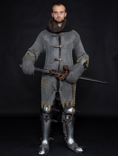 Hauberk with forward fastenings Lórigas de malla