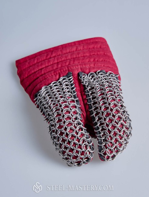 Padded gauntlets with chain mail protection Scale and mail gauntlets and mittens