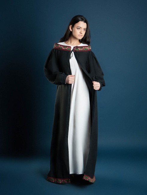 Coat with open shoulders Umhänge und Capes