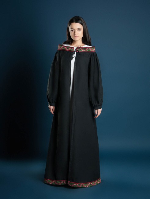 Coat with open shoulders Mantelli e mantelline