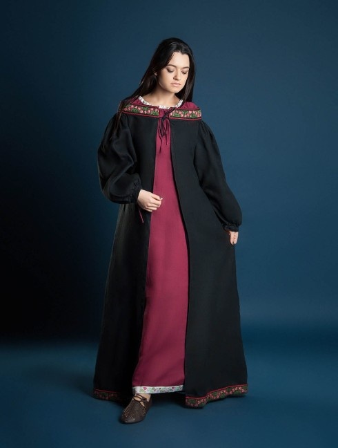 Coat with open shoulders Umhänge und Capes