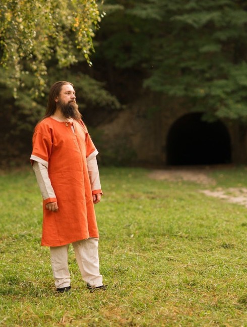 Tunic of medieval European man s suit. Camisas, túnicas y cotas