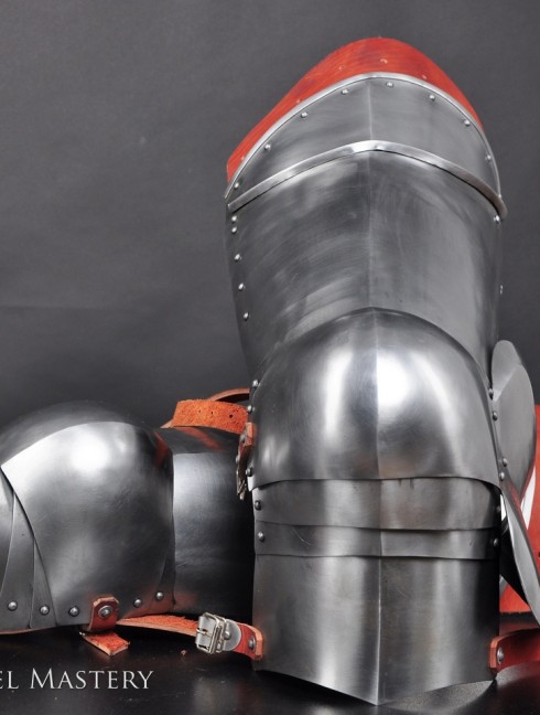 Milan-style plate legs with knee caps 1450-1485 years, a part of "Avant Armour" Plattenrüstungen