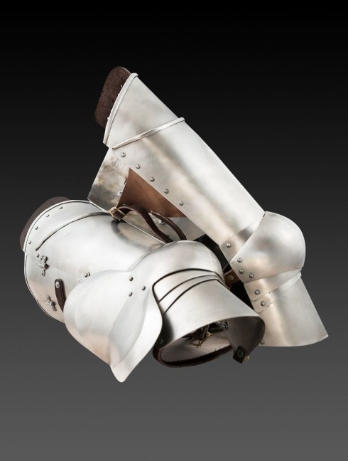 Milan-style plate legs with knee caps 1450-1485 years, a part of "Avant Armour" Plattenrüstungen