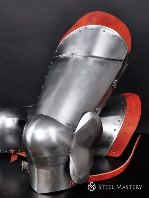 Milan-style plate legs with knee caps 1450-1485 years, a part of "Avant Armour" Armure de plaques