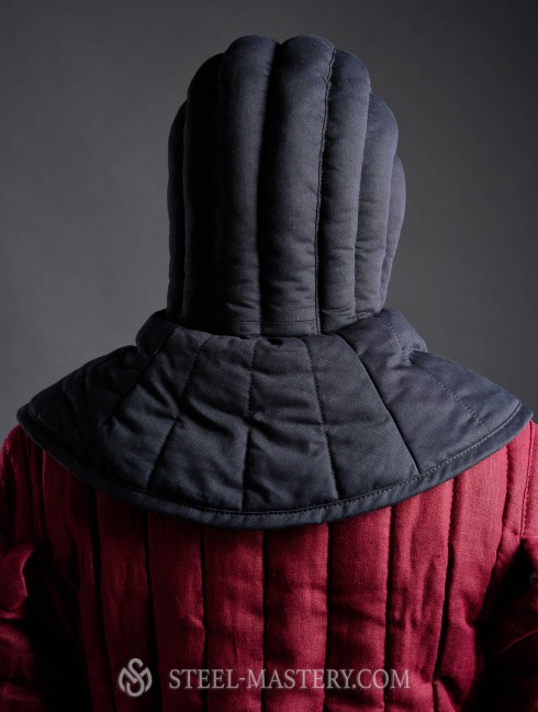 Padded liner with pelerine Gepolsterte hauben und kappen