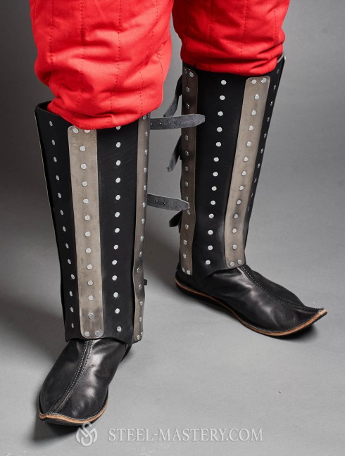 Splinted greaves Protezione brigantina per gambe