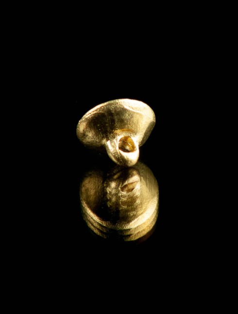 Medieval cast button with pattern, XIII-XV centuries Bottoni, ganci, spilli