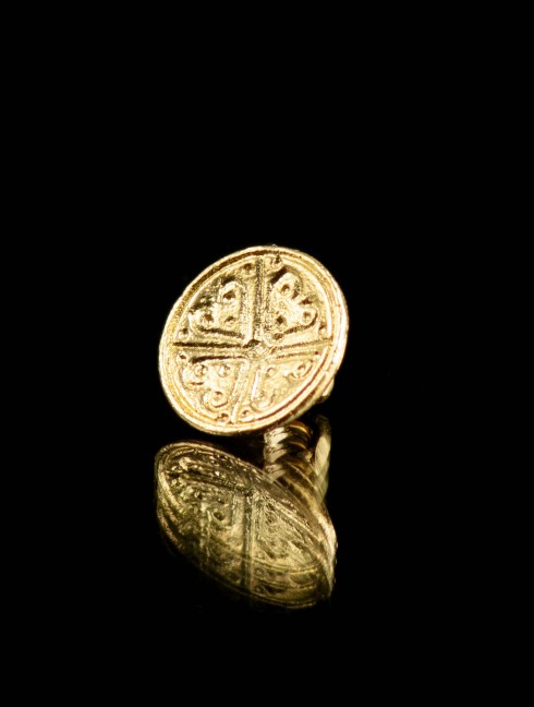 Medieval cast button with pattern, XIII-XV centuries Bottoni, ganci, spilli