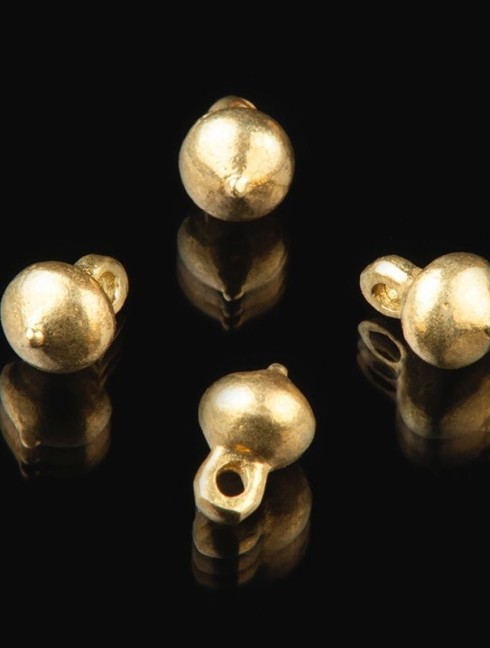 Medieval spherical-shaped button, X-XV centuries Botones, ganchos, alfileres