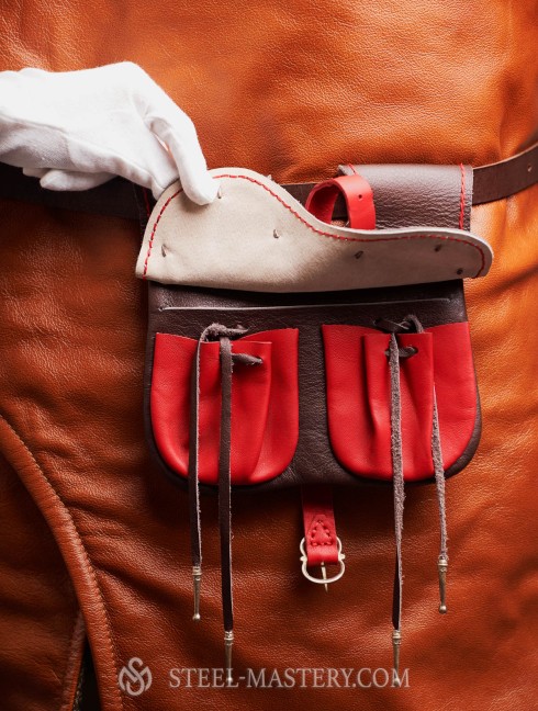 Black and red leather belt bag Bolsos