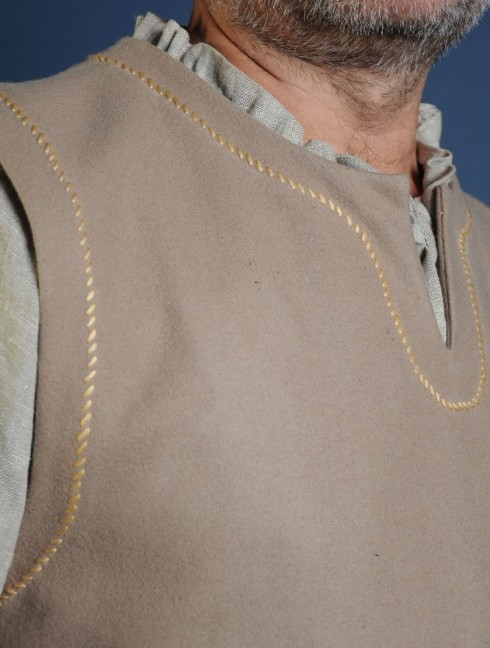 Woolen beige medieval tunic of IX-XII centuries Prêt à expédier