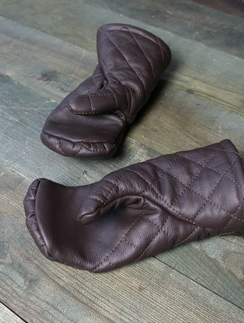 Leather mittens with diamond stitching Guantes y mitones acolchados
