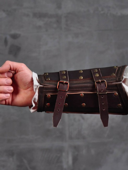 Leather bracers from armor costume in style of Bëor the Old Plattenrüstungen