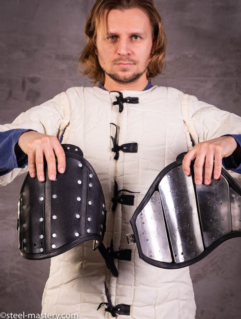 Leather brigandine protection of upper part of arm Armure de plaques