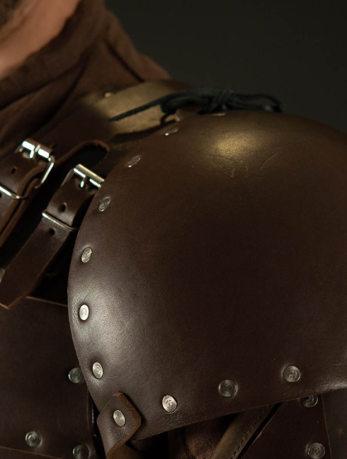 Whole hammered spaulders covered with leather Plattenrüstungen