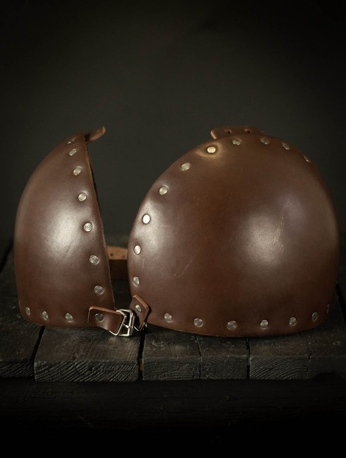 Whole hammered spaulders covered with leather Plattenrüstungen