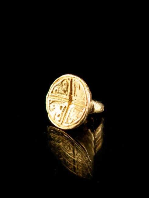 Medieval ornamented button, XIII-XV centuries Botones, ganchos, alfileres