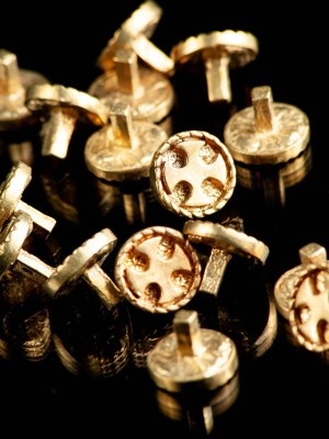 Medieval belt mount with cross, XV-XVI centuries (10 pcs) Monturas de cinto