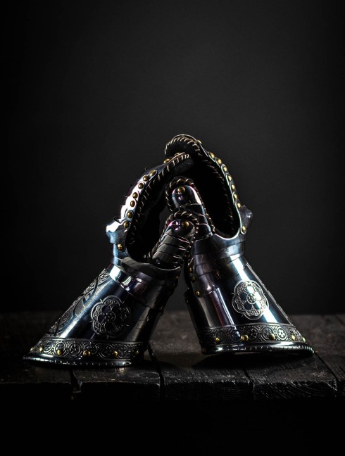 Gauntlets, part of full plate armor (garniture) of George Clifford, end of the XVI century Plate armor