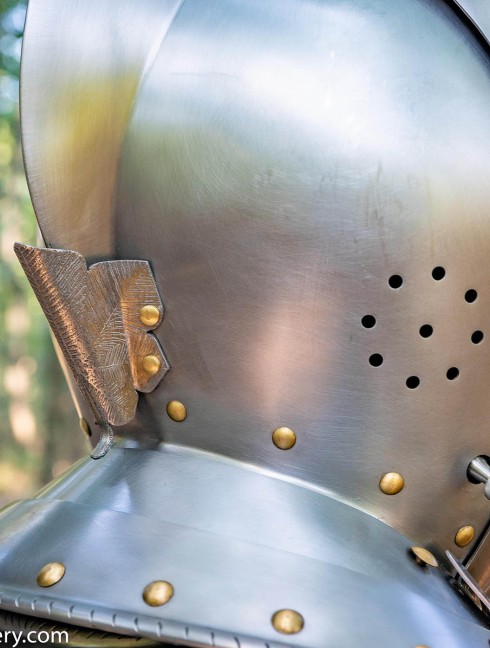 Armet, part of full plate armor (garniture) of George Clifford, end of the XVI century Armure de plaques