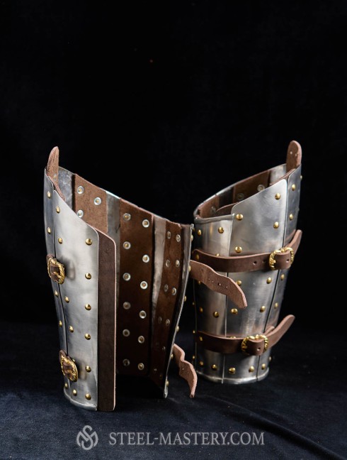 Anatomical splinted bracers Armures de brigandines